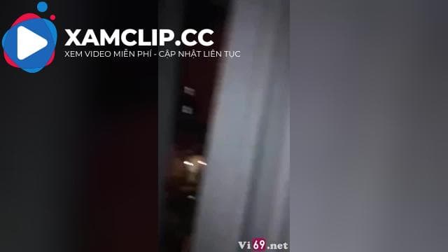 Em đang sướng mà anh cứ hỏi em có phải là con đĩ của anh không