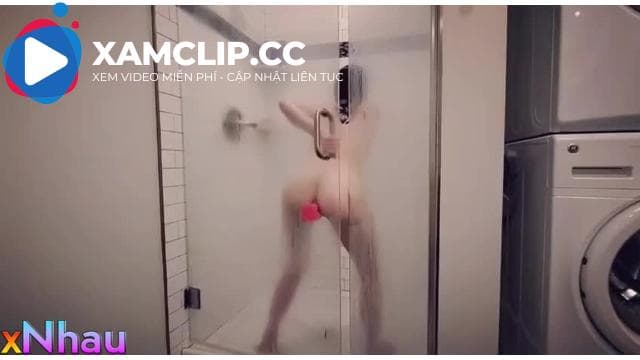 Quay lén mẹ đi tắm nhưng quên chưa khoá cửa