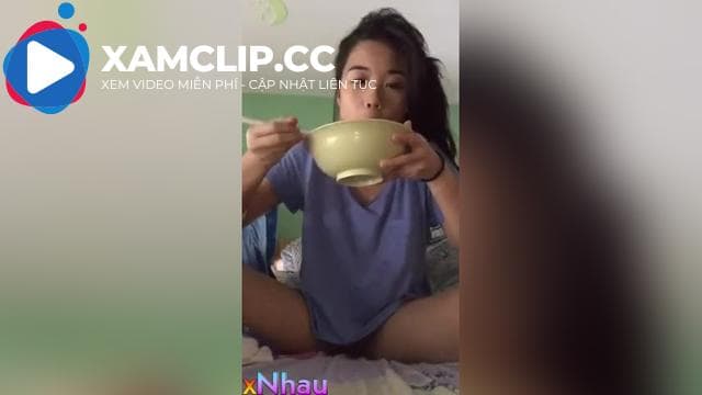 Em sinh viên vừa ăn phở vừa móc lồn