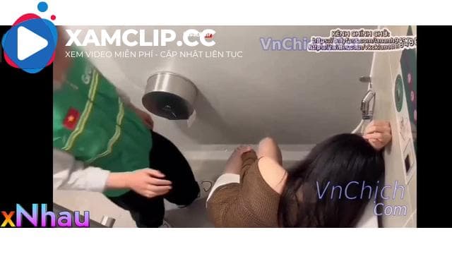 Em gái đi nhầm vào wc năm và bị hiếp dâm tung lồn p1
