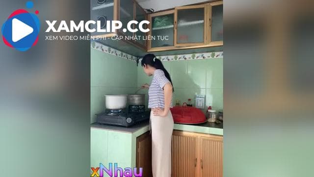 Cô Nội Trợ Show Vú Kiếm Tiền Trên App Sex