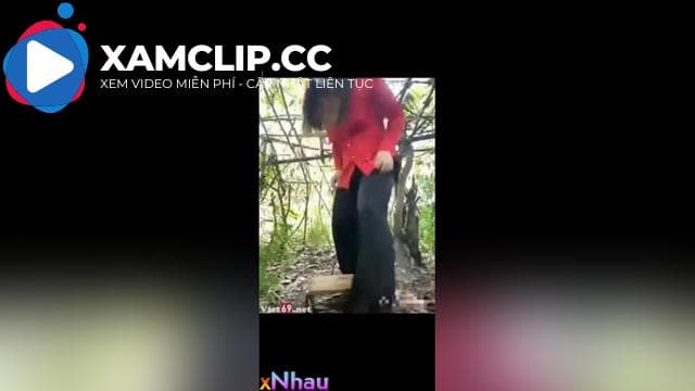 Em gái ra vườn móc lồn vì sợ bố mẹ biết và cái kết