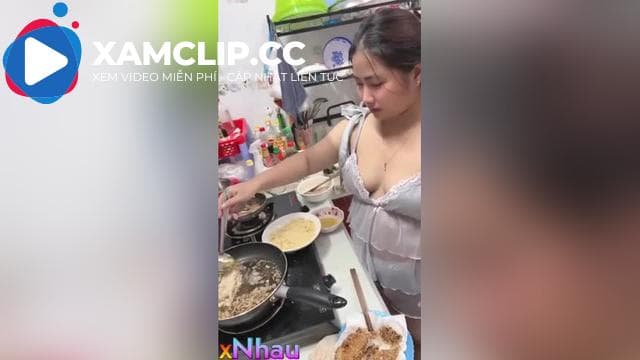 Cô Vợ Đảm Đang Nấu Ăn Ngon Dâm Đãng Trên Giườngg