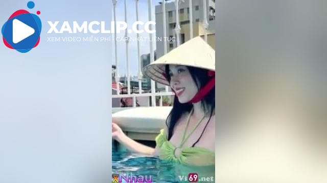 Đội nón lá em PG gạ làm tình ở hồ bơi #1