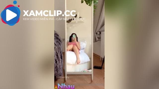 Xoa lồn trước gương, mẹ mở cửa vào ăn đòn