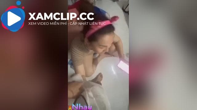 cho em hàng xóm mượn điện thoại học bài và được em nó bú cu