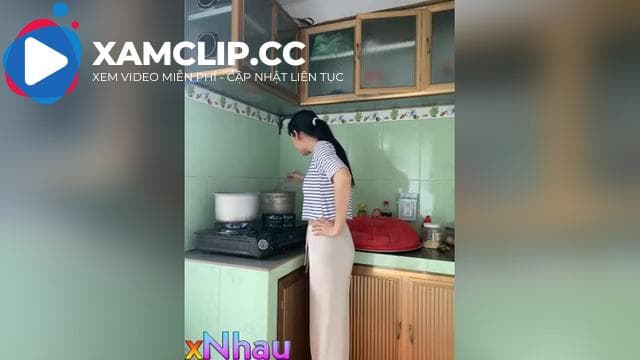 Gái quê đó, có bố ở ngoài mà dám show lồn vú trong bếp