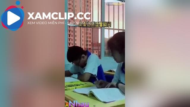 Thấy thằng bạn thân buồn quá, con bạn tụt quần qua cho địt luôn trong lớp