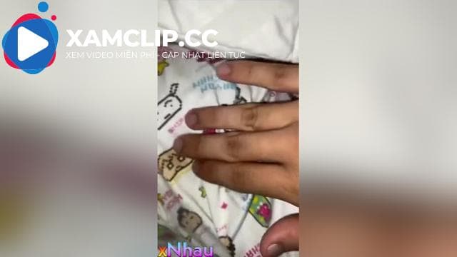 Nghịch lồn em ruột qua lớp quần ướt cả quần