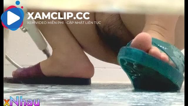 Quay trộm mẹ vk rửa lồn bị phát hiện