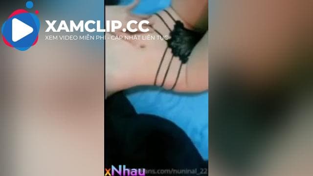Bố mẹ ở ngoài mở nhạc, con thì lén lút show hàng