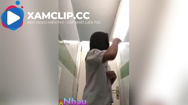 Em học Sinh lén lút vào nhà wc thủ dâm bị Cô Giám Thị phát hiện
