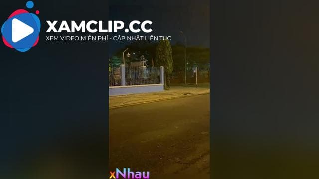 Đang đi dạo thì bị dâm nữ gạ chịch nên chịch ngay trước nhà