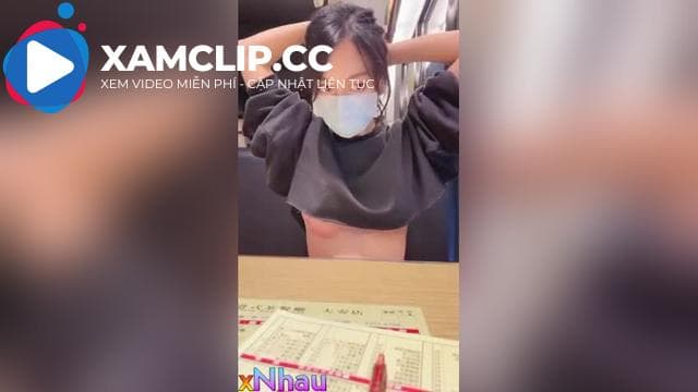Bảo Ngọc Đang live hớ hênh lộ vú trên live