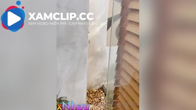 Mở cửa phòng thấy em ruột đang tắm nên làm liều