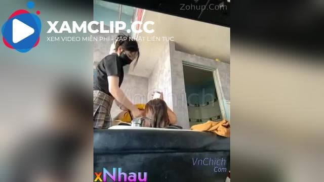 #eira2004 cô chủ tiệm Spa vừa gội đầu cho khách vừa livestream kiếm thêm #36209