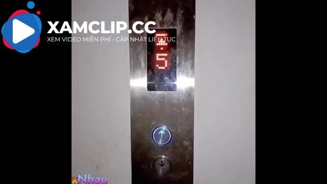 Em gái Se lồn bắn nước trong thang máy thì bị phát hiện