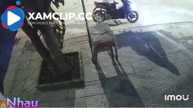 Em gái ngành đái bậy chưa kịp lau mép bím phải gấp đi tiếp khách