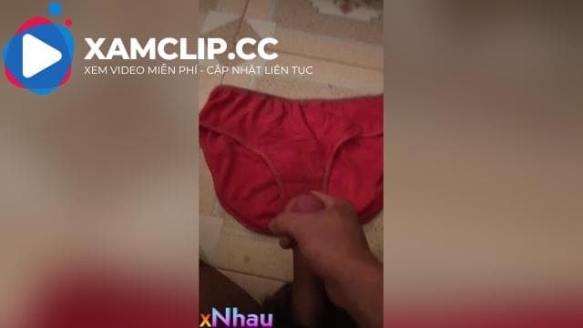 Bắn tinh lên quần lót của mẹ 2
