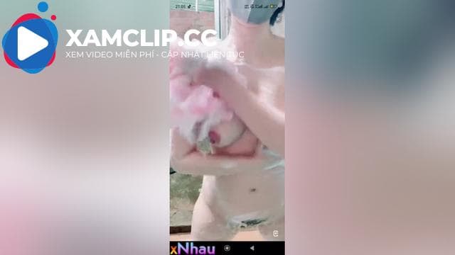 Em gái vừa tắm vừa móc lồn
