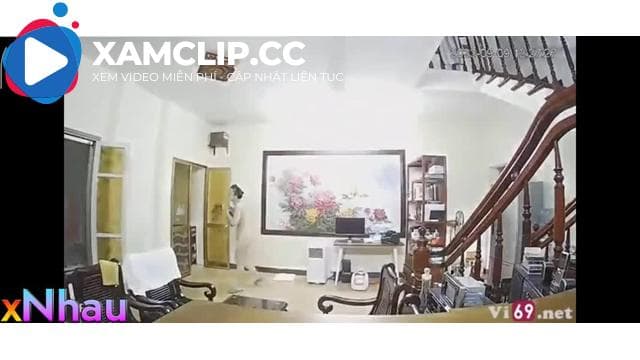 Hack camera phát hiện con e ruột có sở thích khoả thân khi học bài