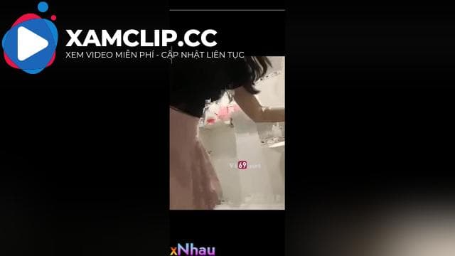 E gái vào toilet đái rửa lồn lại còn thủ dâm cho ae sục nữa