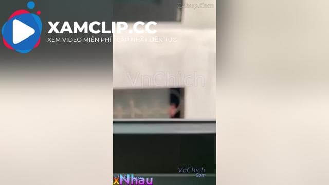 Thanh niên crush bé phòng bên hnay quay lén thì thấy e nó xem sex móc lồn