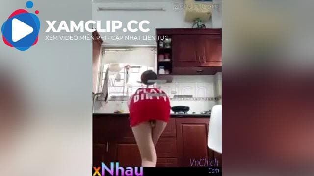 Bé học sinh, Nhét trứng rung lúc Vào bếp, Nó rung mạnh quá lm bé nằm ra quằn quại