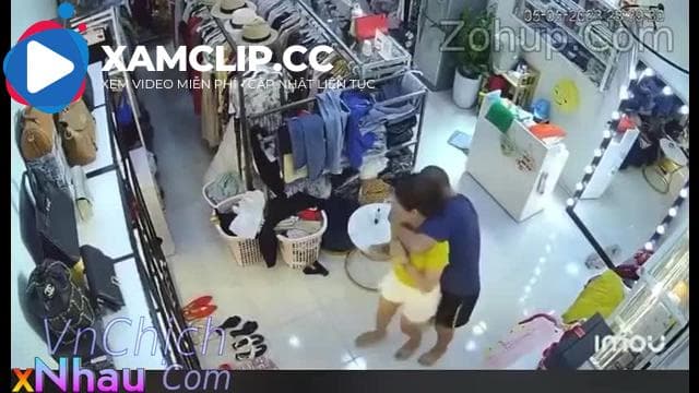 Chị gái bị biến thái cầm dao đe doạ cưỡng hiếp trong shop quần áo