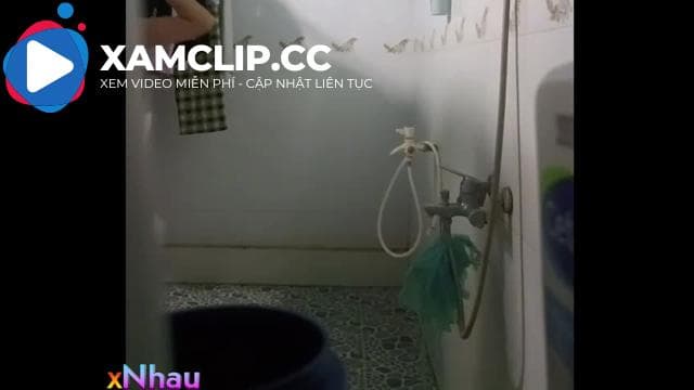 Quay lén em gái ruột tắm p1