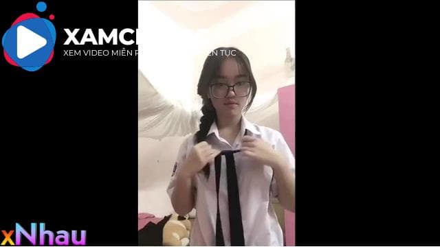 em học sinh kính cận canh bố mẹ đi vắng liền rủ anh bạn thân qua làm vài nháy