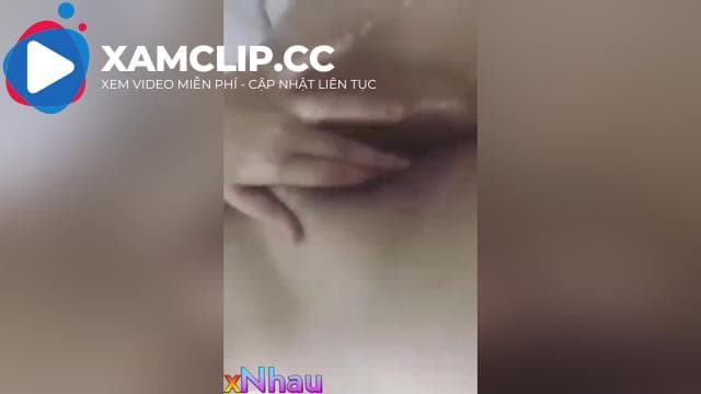 Bé học sinh love 10 lén móc trong nhà tắm nước bắn như mưa mà mẹ cứ gọi ra