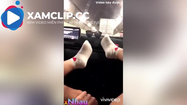 Đi trong đường hầm e gái lồn non nước bắn tung toé trên xe taxi