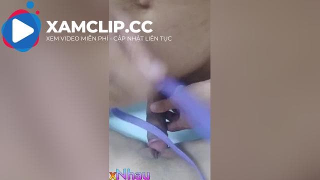Lỡ xuất tinh vào lồn e học sinh nên phải lấy dây đai kéo tinh trùng ra