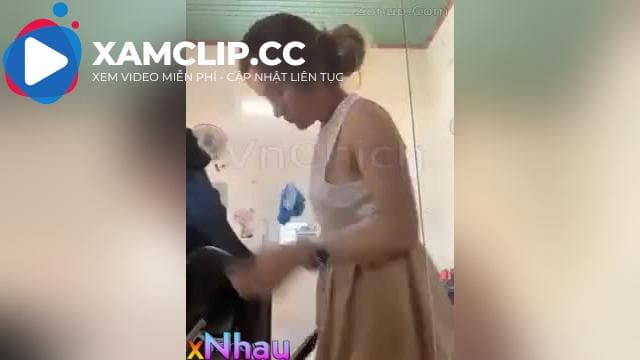 E gái sâý tóc cho khách mà nhét toy vào lồn nứng quá phải vào wc thủ dâm bắn nước