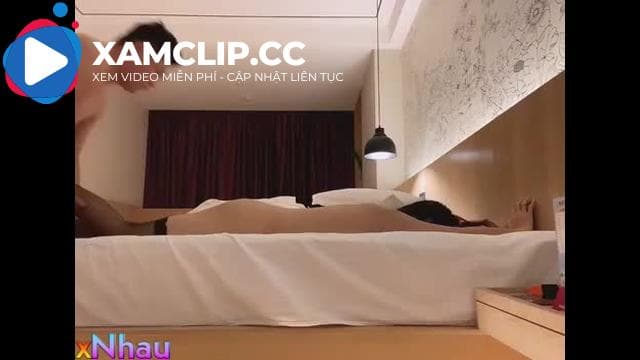 Chút thuốc lén địt cô giáo dạy văn trong nhà nghỉ bị chồng cô phát hiện