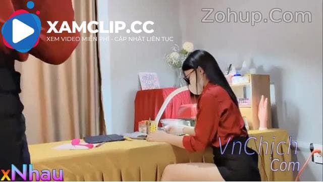 Jennie Spa ticker show, Show lồn sau lưng thợ điện