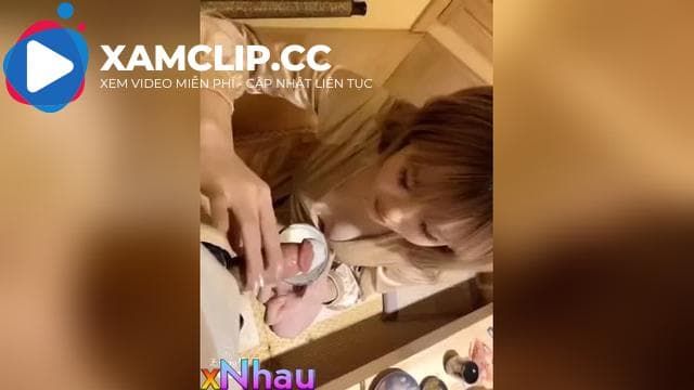 em người yêu thích chấm con cu vào sữa chua rồi liếm lấy liếm để cực nứng