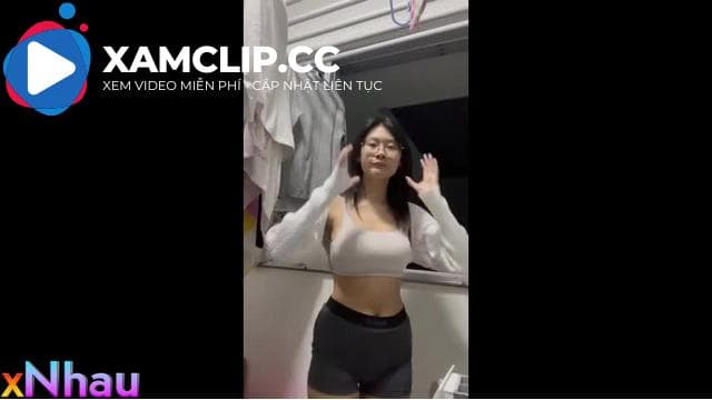 Em kính cận cute lộ clip show hàng to tròn gây nứng