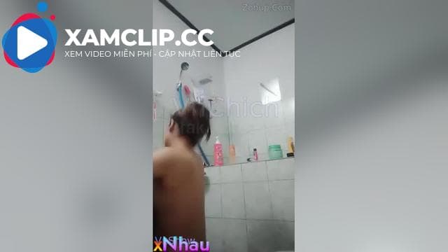 Bố mẹ trốn vào wc địt nhau bị thg con súc vật quay lén
