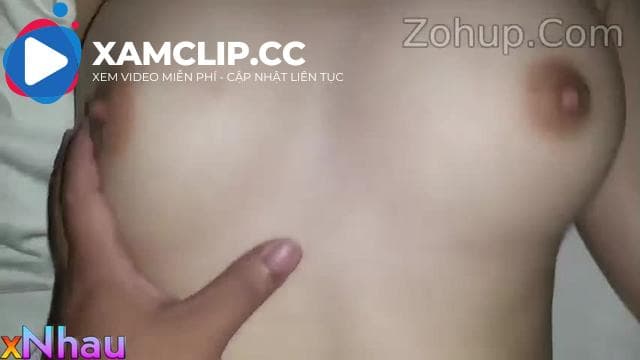 Lén bóp vú con bạn thân trong chăn bị người nhà nó phát hiện