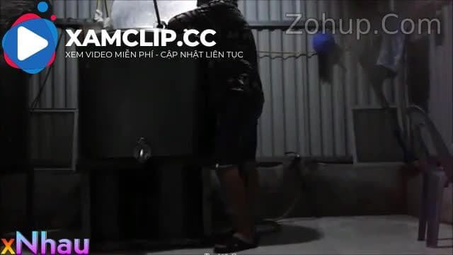 quay lén e gái nhà nghèo tắm giếng vú to lồn múp siêu kích thích