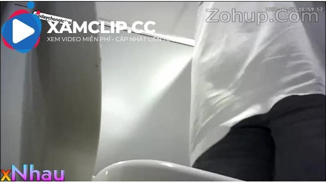 Quay lén e học sinh đi ỉa e đang chùi đít thì phát hiện camera quay lén