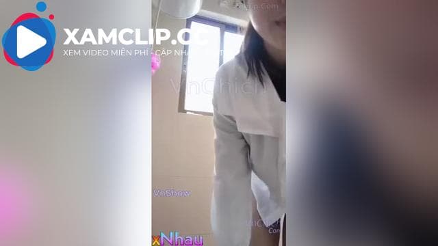 Cô y tá khoa sinh dục vừa khám nên nứng quá vào WC thủ dâm nước lồn bắn tung toé