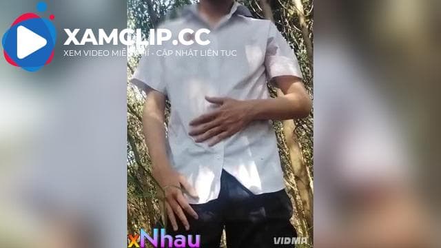 Học sinh lớp 12 xả tinh ngoài bụi cỏ gần trường sau lễ bế giảng năm học