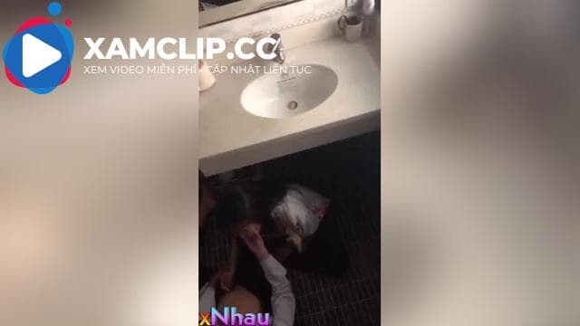 Quay lén đc 2 cháu trong nhà vệ sinh