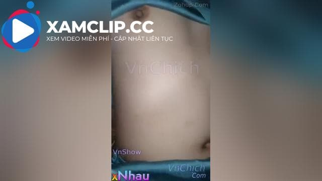 Con e ruột nằm hở cả lồn thế này nên lén địt luôn, Đang địt thì mẹ gank