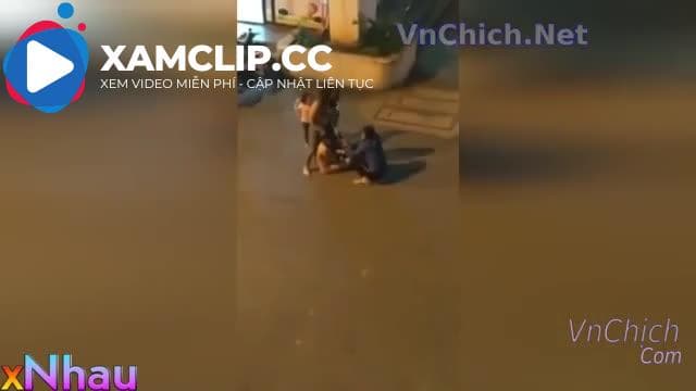 Đánh ghen lột sạch đồ giữa đường Ở Hà Nội