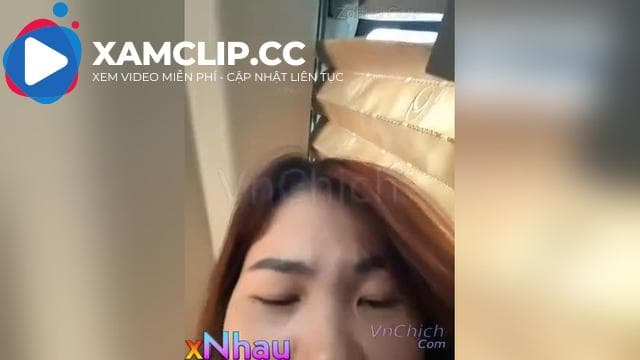 Em gái xinh thủ dâm bắn nước trên xe giường nằm
