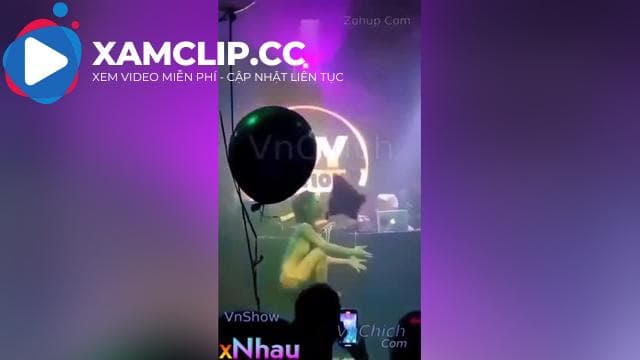 E gái Việt nhảy thoát y trong bar nứng quá thủ dâm bắn nước vào mặt khách
